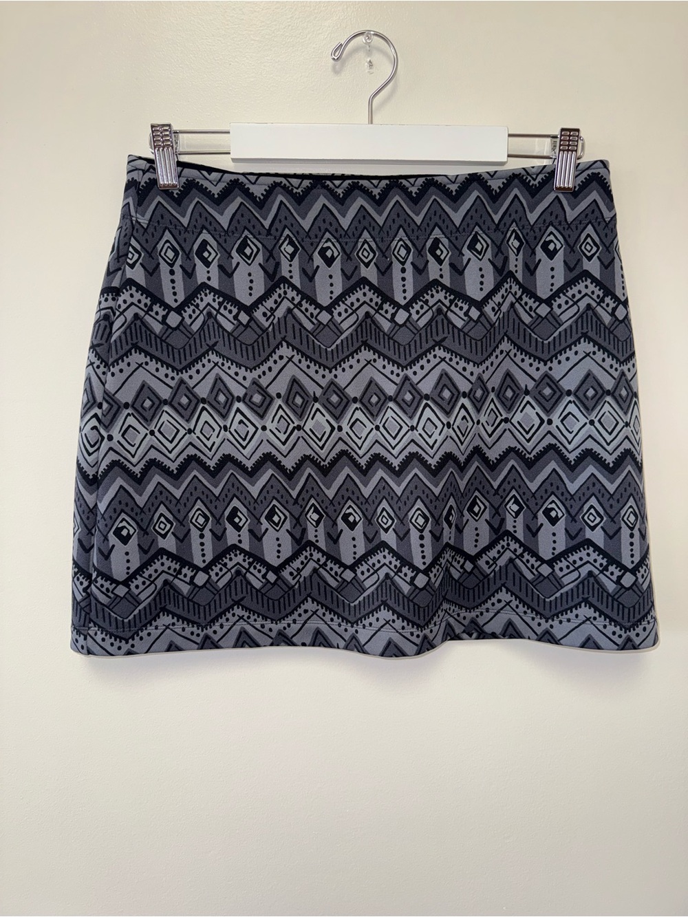 Athleta (Medium) Black & Grey Pattern Midi Skirt